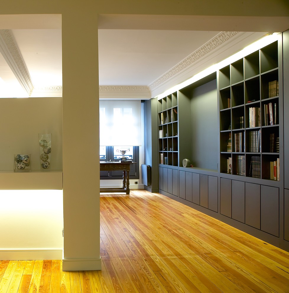 This is an example of a large traditional home office in Bilbao.