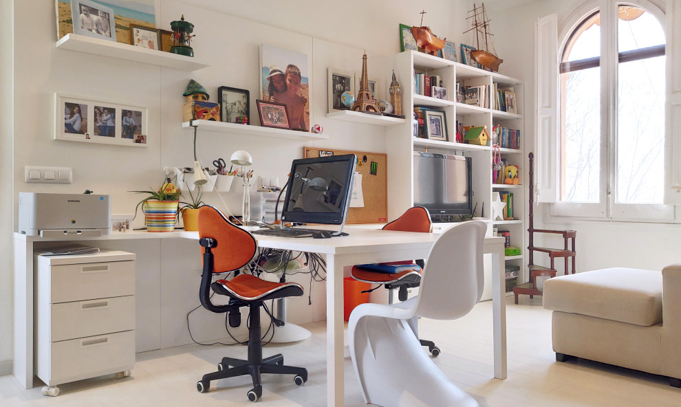 Diseño de despacho ecléctico con paredes blancas, escritorio empotrado y suelo blanco
