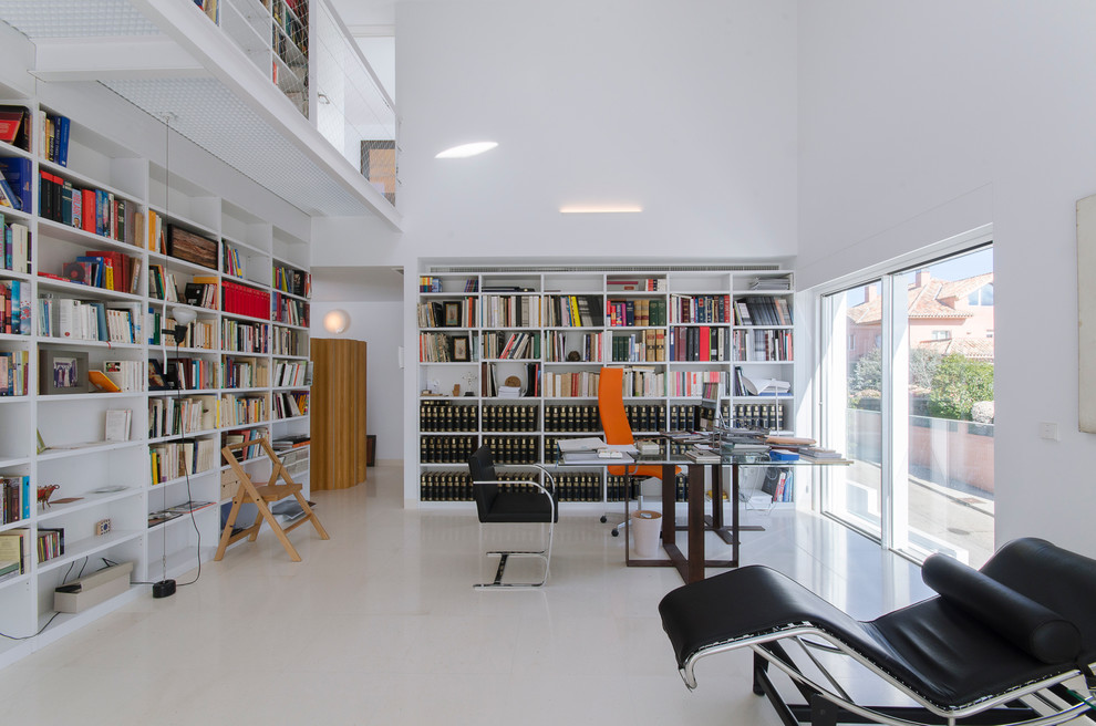 Großes Modernes Arbeitszimmer ohne Kamin mit Arbeitsplatz, weißer Wandfarbe und freistehendem Schreibtisch in Madrid