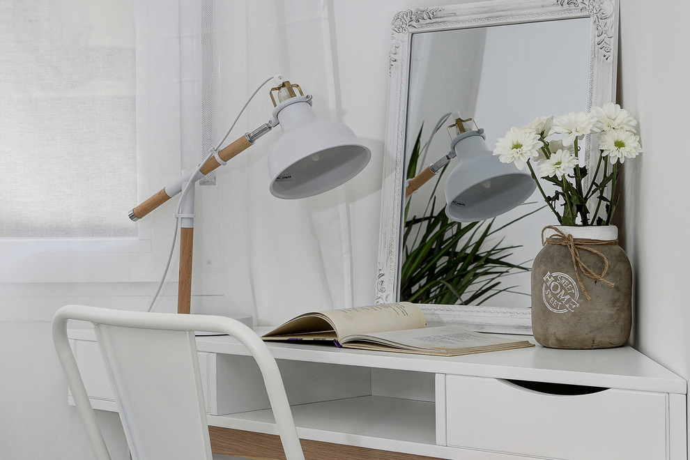 Shabby-Chic Arbeitszimmer mit weißer Wandfarbe, Porzellan-Bodenfliesen und weißem Boden in Sonstige