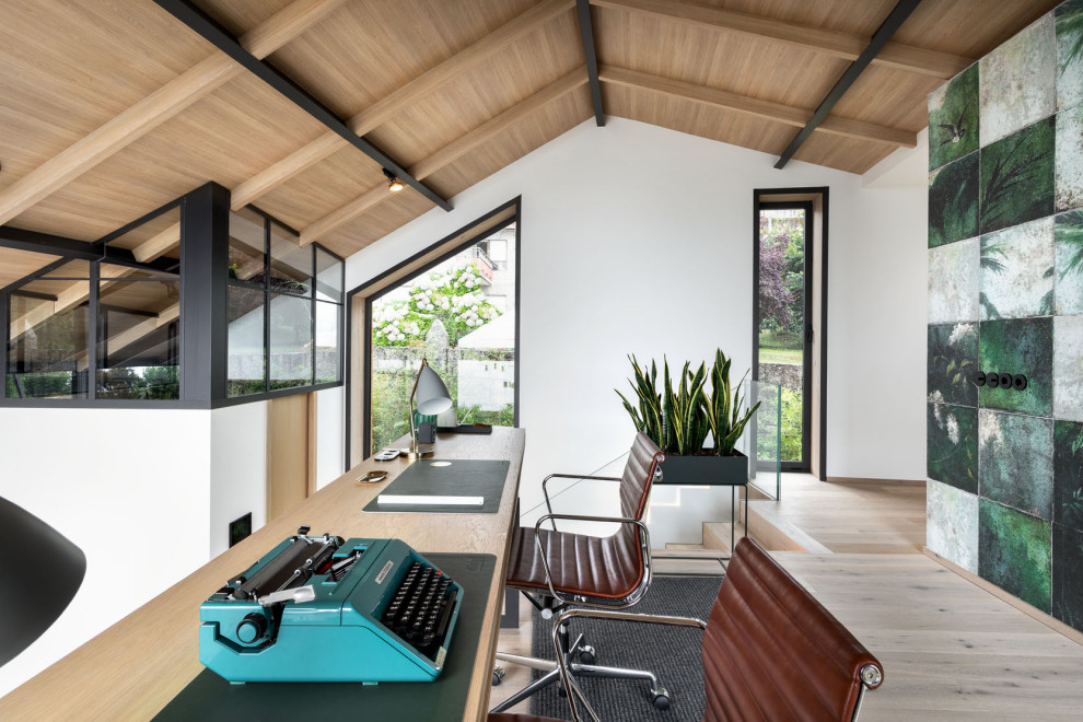 Ispirazione per un grande ufficio tropicale con pareti bianche, parquet chiaro, scrivania autoportante, pavimento beige e soffitto in legno