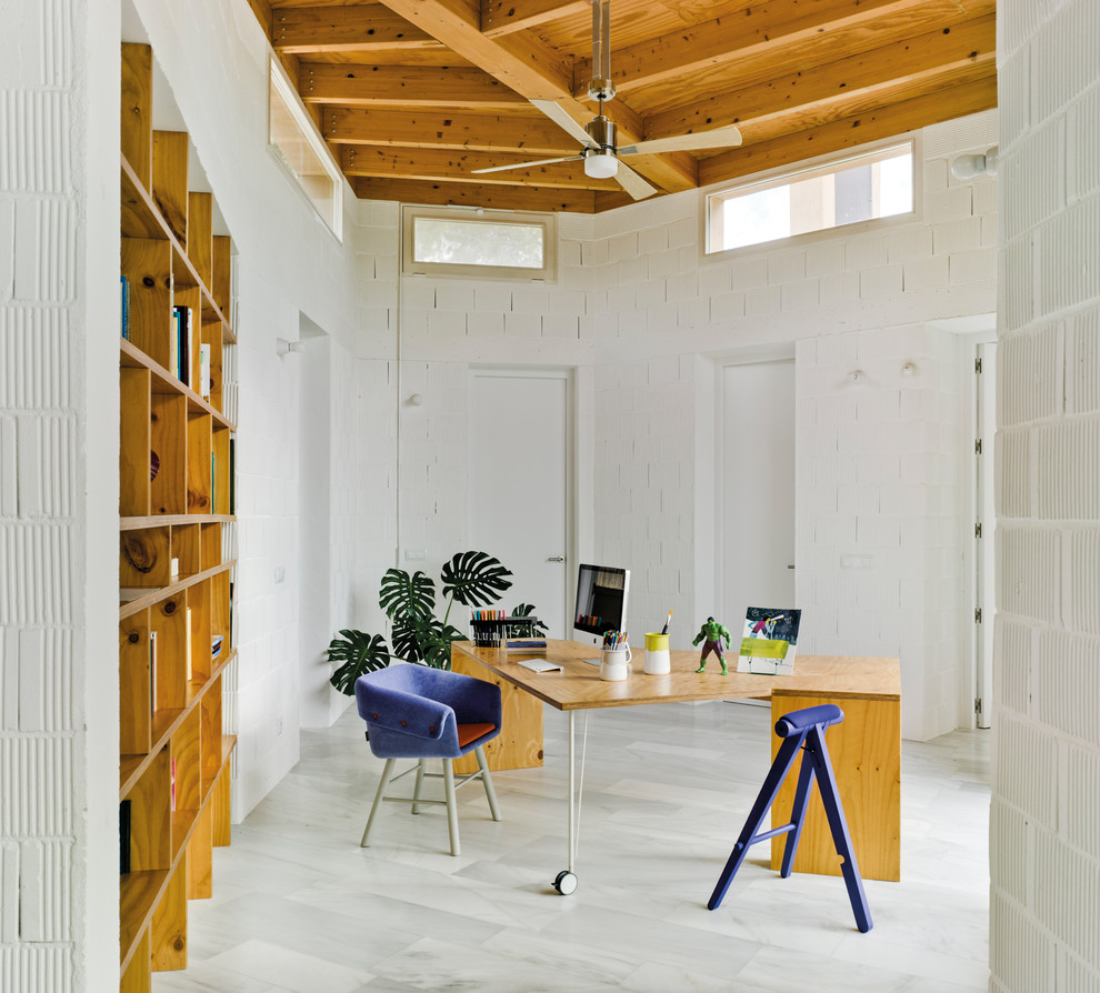 Aménagement d'un bureau éclectique de taille moyenne avec un mur blanc, un bureau indépendant, un sol en carrelage de porcelaine et aucune cheminée.