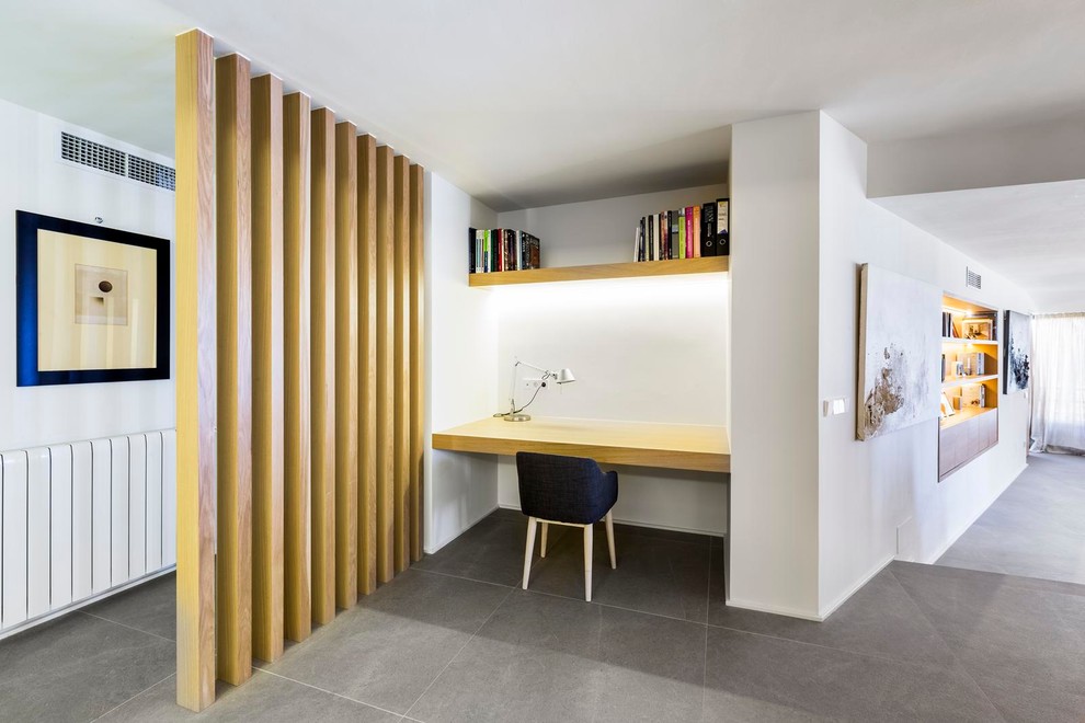 Foto di un piccolo ufficio contemporaneo con pareti bianche, pavimento con piastrelle in ceramica, nessun camino e scrivania incassata