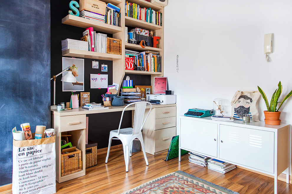 Immagine di un ufficio minimalista di medie dimensioni con pareti bianche, nessun camino, scrivania incassata e pavimento in legno massello medio