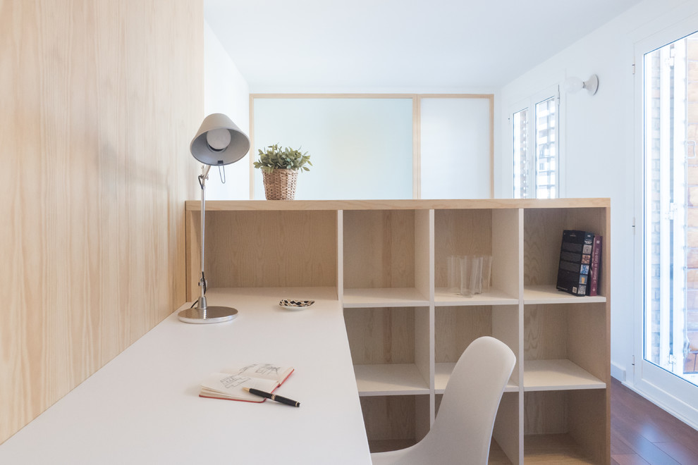 Modelo de estudio contemporáneo de tamaño medio con paredes marrones, suelo de madera oscura, escritorio empotrado y suelo marrón