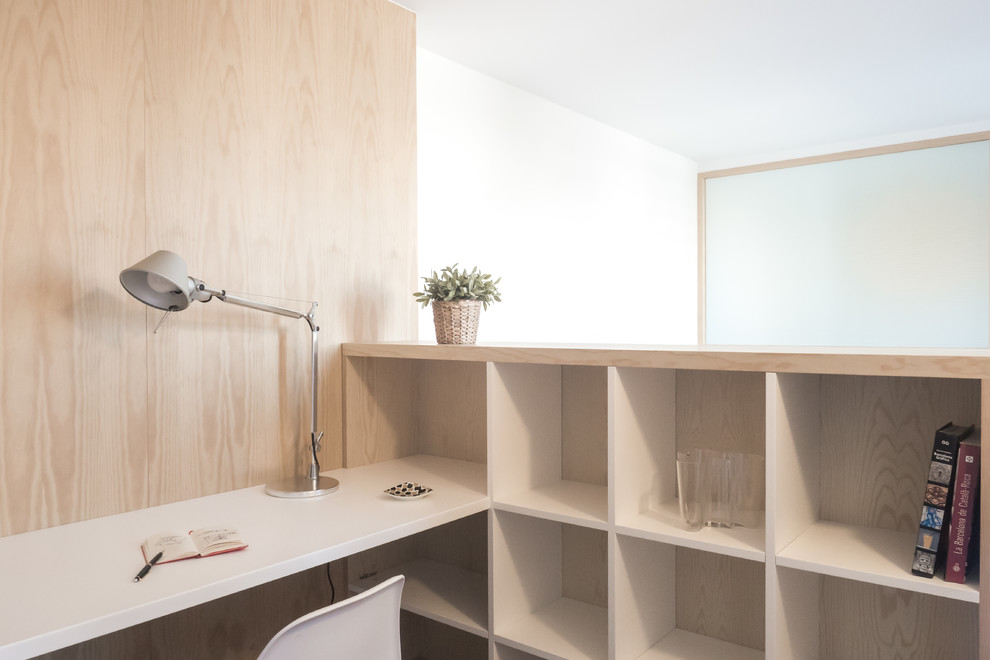 Kleines Modernes Lesezimmer mit brauner Wandfarbe, dunklem Holzboden, Einbau-Schreibtisch und braunem Boden in Barcelona