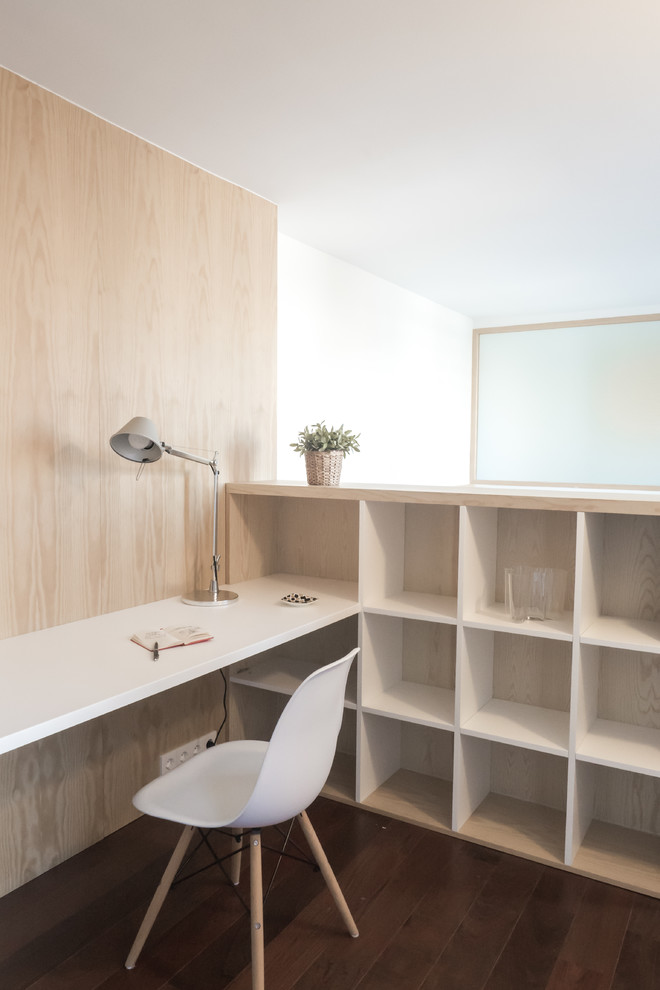 Modelo de estudio actual pequeño con paredes marrones, suelo de madera oscura, escritorio empotrado y suelo marrón