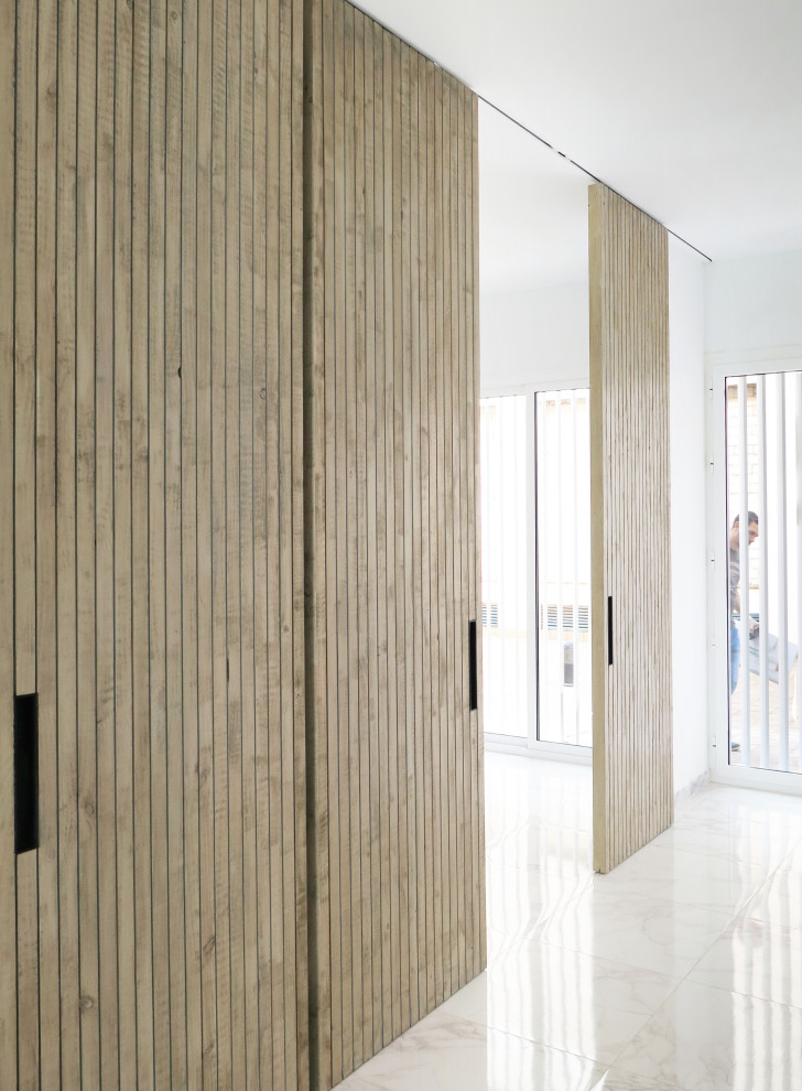 Foto di un piccolo atelier minimalista con pareti bianche, pavimento in gres porcellanato e pavimento bianco