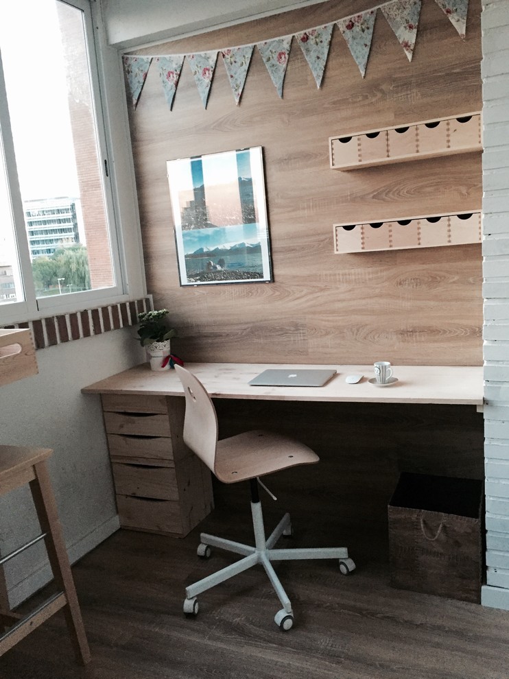 Esempio di un ufficio scandinavo di medie dimensioni con pareti bianche, pavimento in legno massello medio, nessun camino e scrivania incassata