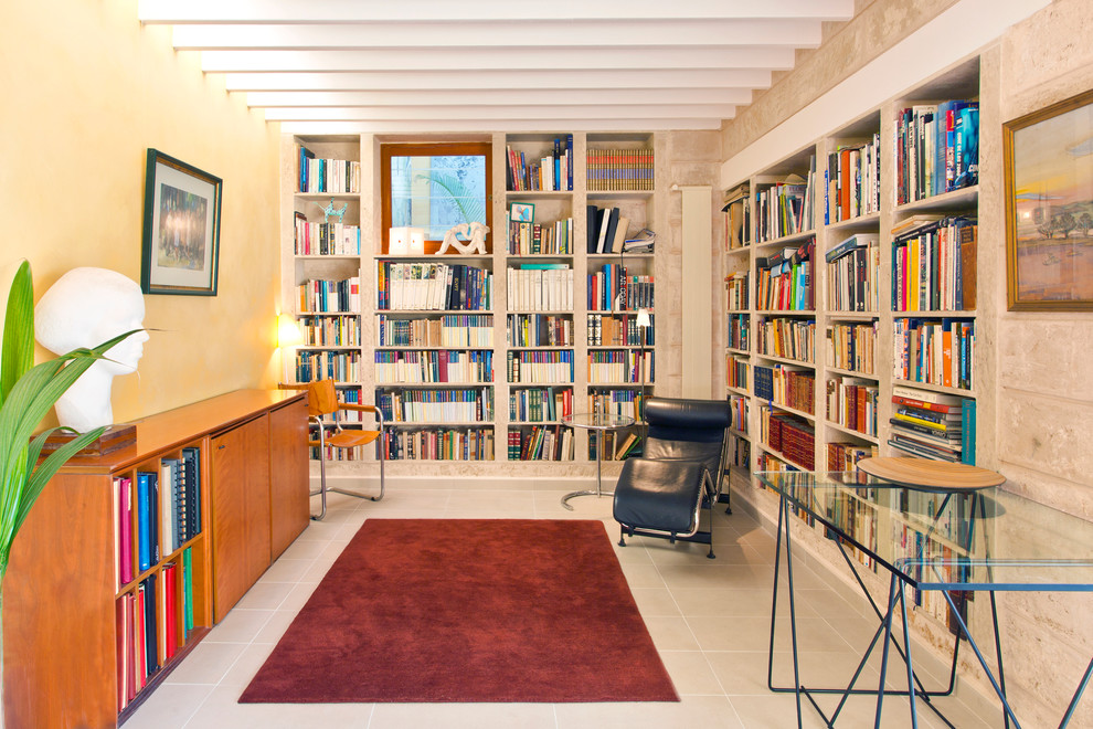 Idee per uno studio eclettico di medie dimensioni con libreria, pareti multicolore e scrivania autoportante