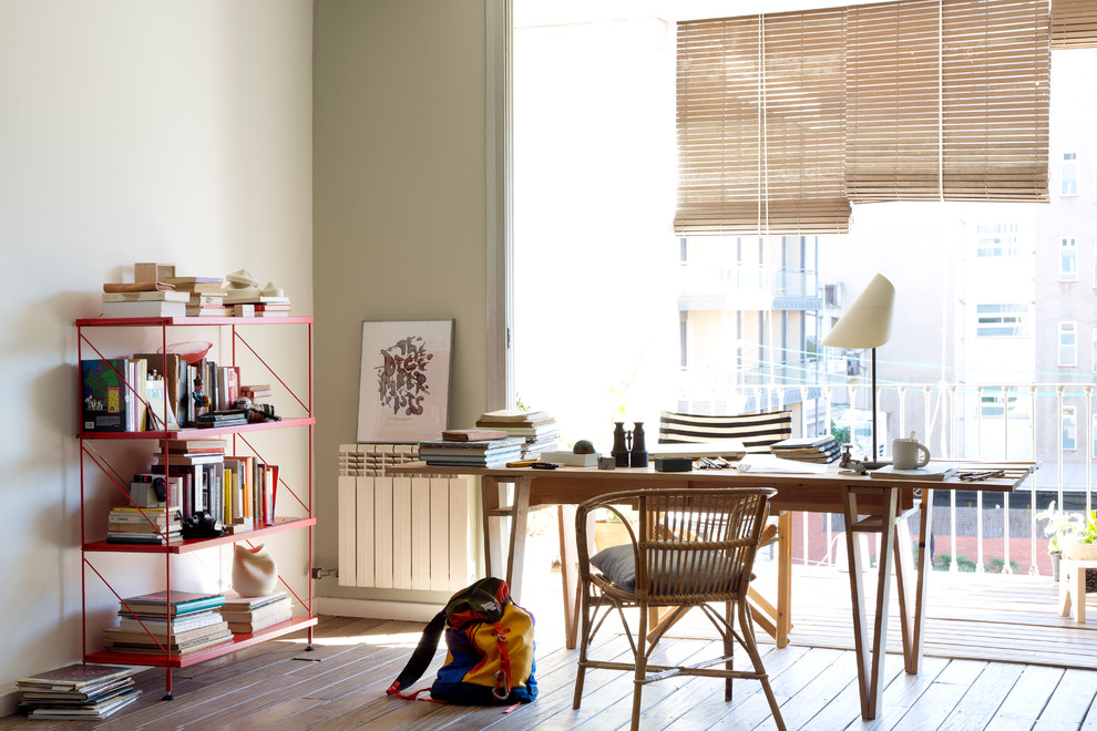 Inspiration för mellanstora minimalistiska hemmabibliotek, med beige väggar, mörkt trägolv och ett fristående skrivbord