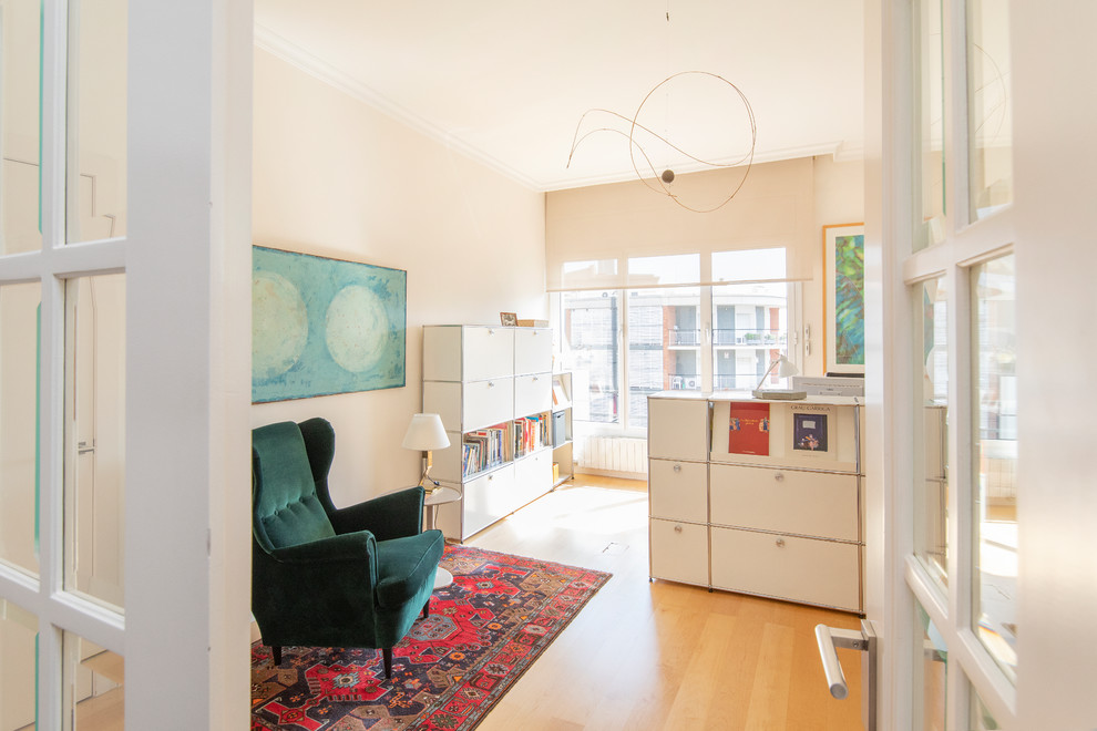 Inspiration pour un grand bureau design avec un mur blanc, parquet clair, un bureau indépendant et un sol beige.