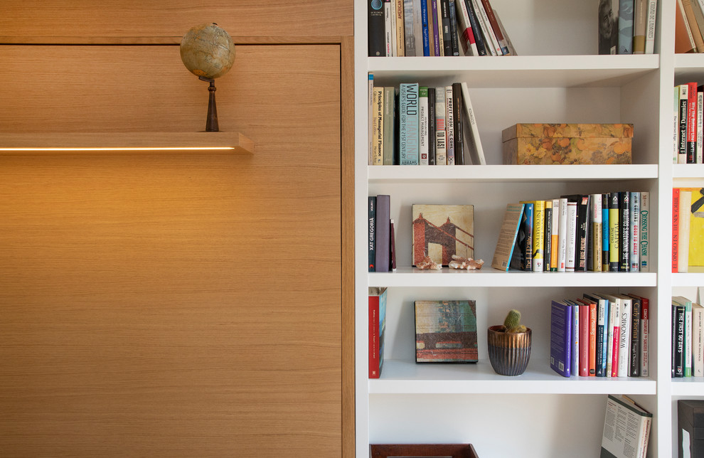 Idéer för mellanstora funkis arbetsrum, med ett bibliotek, vita väggar, ljust trägolv och ett fristående skrivbord