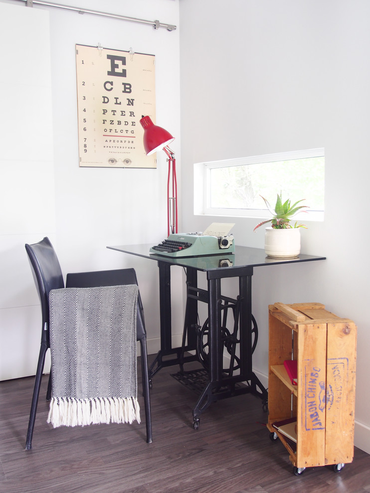 Esempio di un piccolo ufficio minimalista con pareti bianche, parquet scuro, nessun camino e scrivania autoportante
