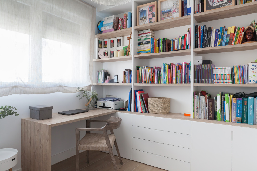 На фото: маленький домашняя библиотека в скандинавском стиле с белыми стенами, полом из керамической плитки, встроенным рабочим столом и коричневым полом для на участке и в саду