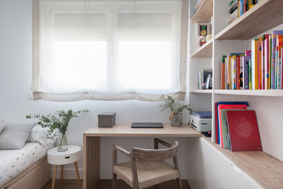 На фото: маленький домашняя библиотека в скандинавском стиле с белыми стенами, полом из керамической плитки, встроенным рабочим столом и коричневым полом для на участке и в саду с