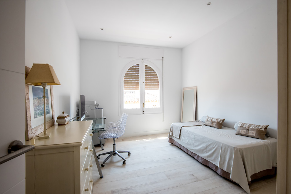 バルセロナにある地中海スタイルのおしゃれな書斎 (白い壁、淡色無垢フローリング、自立型机、ベージュの床) の写真