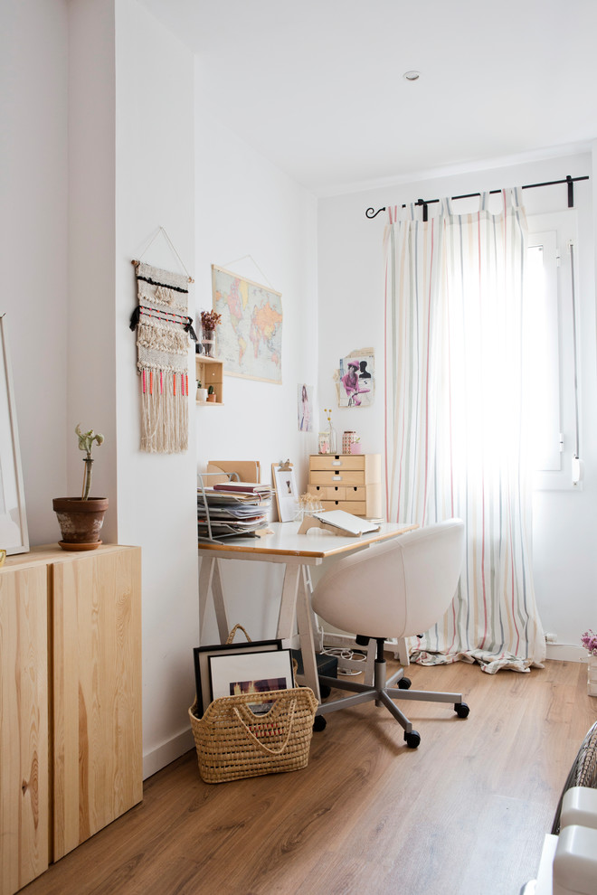 バルセロナにある北欧スタイルのおしゃれなホームオフィス・書斎の写真