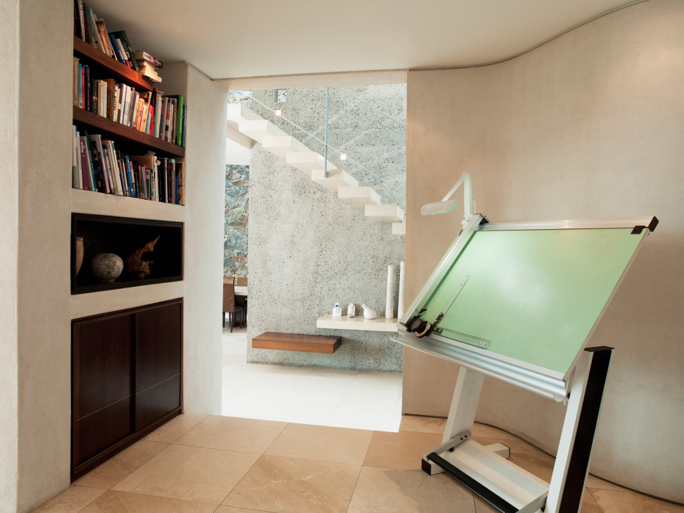 Ispirazione per uno studio moderno di medie dimensioni con libreria, pareti beige, pavimento in gres porcellanato, scrivania autoportante e pavimento beige