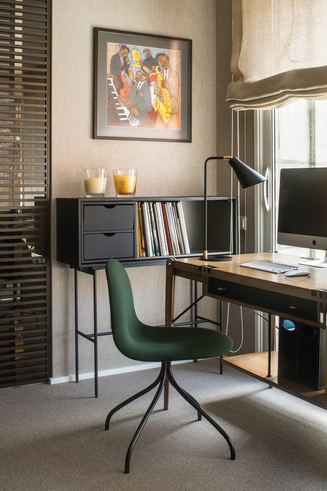 Modernes Arbeitszimmer ohne Kamin mit Teppichboden, grauem Boden, Arbeitsplatz, beiger Wandfarbe und freistehendem Schreibtisch in Sonstige