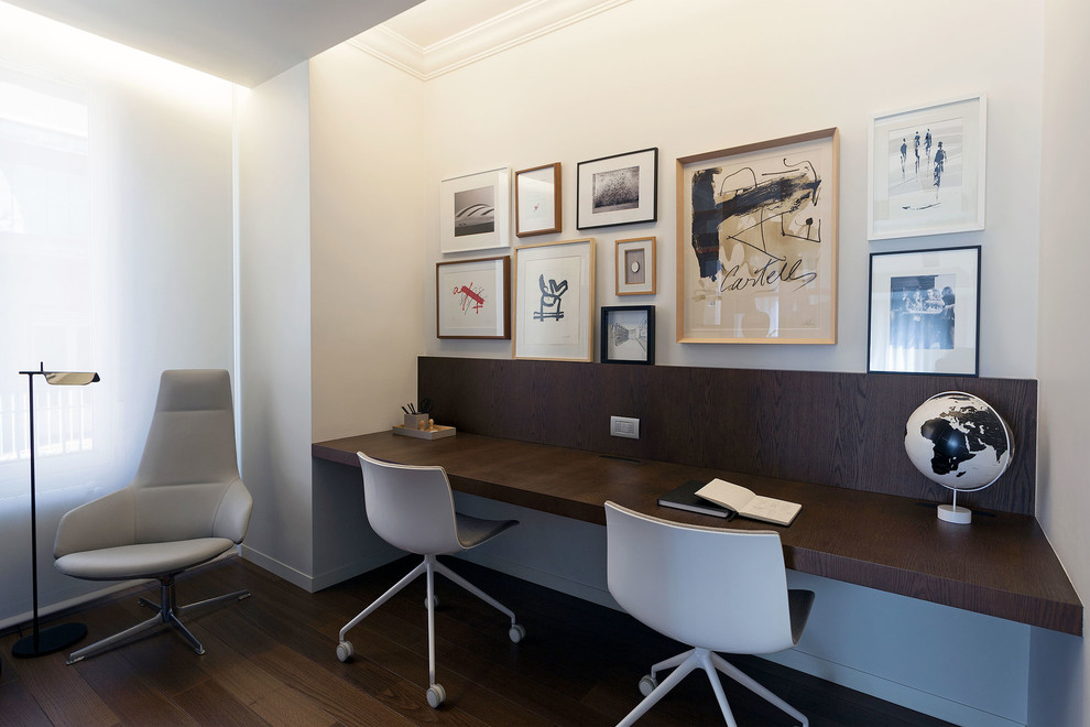 На фото: кабинет среднего размера в современном стиле с белыми стенами, темным паркетным полом и коричневым полом