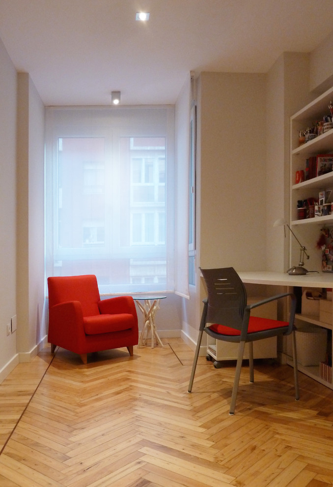 Immagine di un ufficio nordico di medie dimensioni con pareti bianche, pavimento in legno massello medio, nessun camino e scrivania incassata
