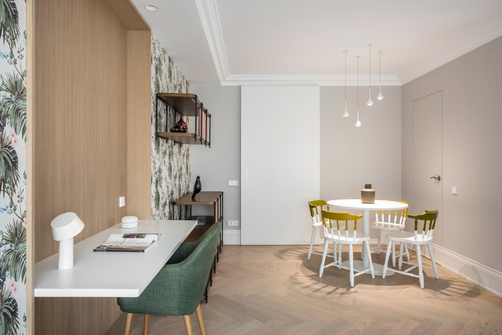 Esempio di un grande atelier minimal con pareti multicolore, pavimento in legno massello medio, scrivania incassata e pavimento beige