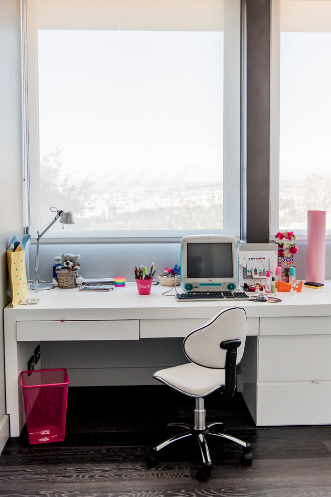 Foto di un piccolo ufficio minimal con pareti bianche, parquet scuro, nessun camino e scrivania autoportante