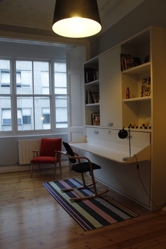Aménagement d'un petit bureau classique de type studio avec un mur blanc, parquet clair, une cheminée standard, un manteau de cheminée en pierre et un bureau intégré.