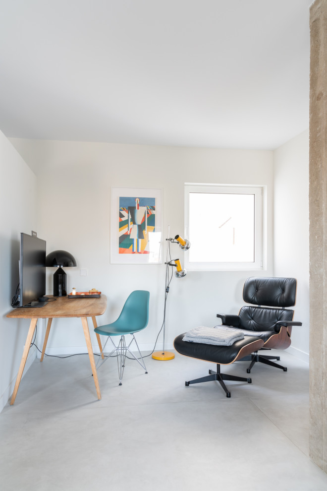 Cette image montre un bureau design de type studio avec un mur blanc, sol en béton ciré, un bureau indépendant et un sol gris.