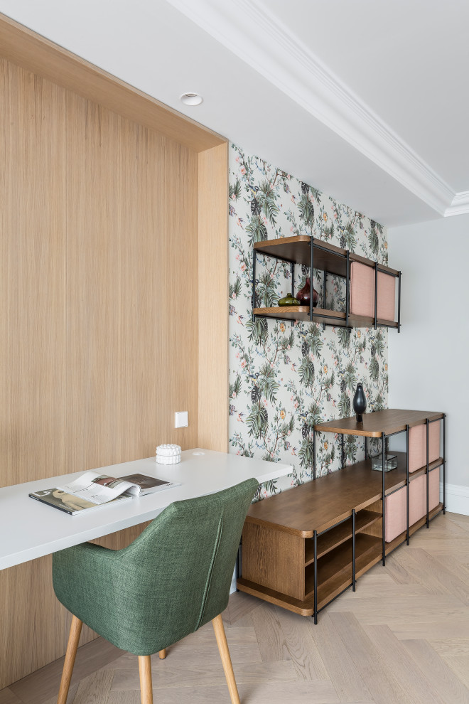 На фото: домашняя мастерская среднего размера в современном стиле с серыми стенами, встроенным рабочим столом, бежевым полом, обоями на стенах и деревянными стенами