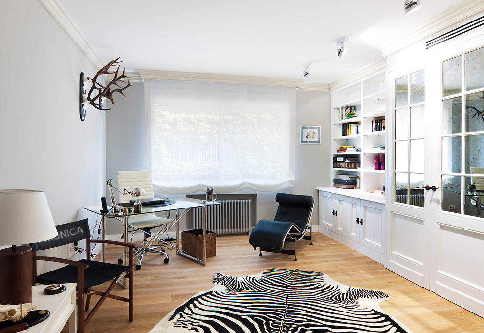 Esempio di un ufficio chic di medie dimensioni con pareti blu, pavimento in legno massello medio, nessun camino e scrivania autoportante