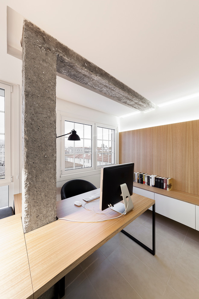 Пример оригинального дизайна: рабочее место среднего размера в современном стиле с белыми стенами, полом из керамической плитки и встроенным рабочим столом
