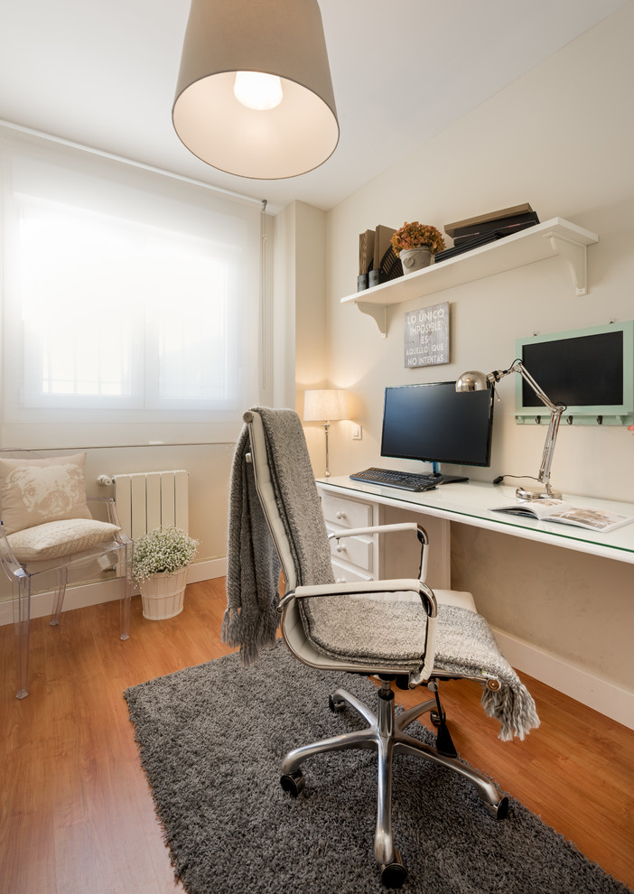 Diseño de despacho clásico renovado pequeño sin chimenea con paredes beige, suelo marrón, suelo de madera en tonos medios y escritorio independiente