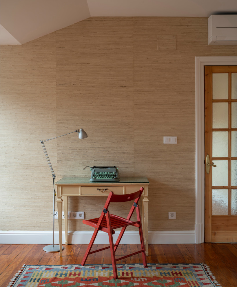 Imagen de despacho contemporáneo de tamaño medio con paredes beige, suelo de madera en tonos medios, escritorio independiente y suelo marrón