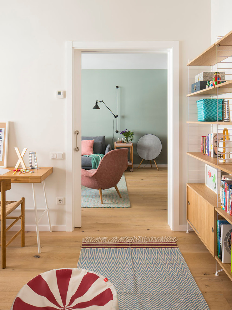 Foto de estudio actual grande sin chimenea con paredes beige, suelo de madera en tonos medios, escritorio empotrado y suelo marrón