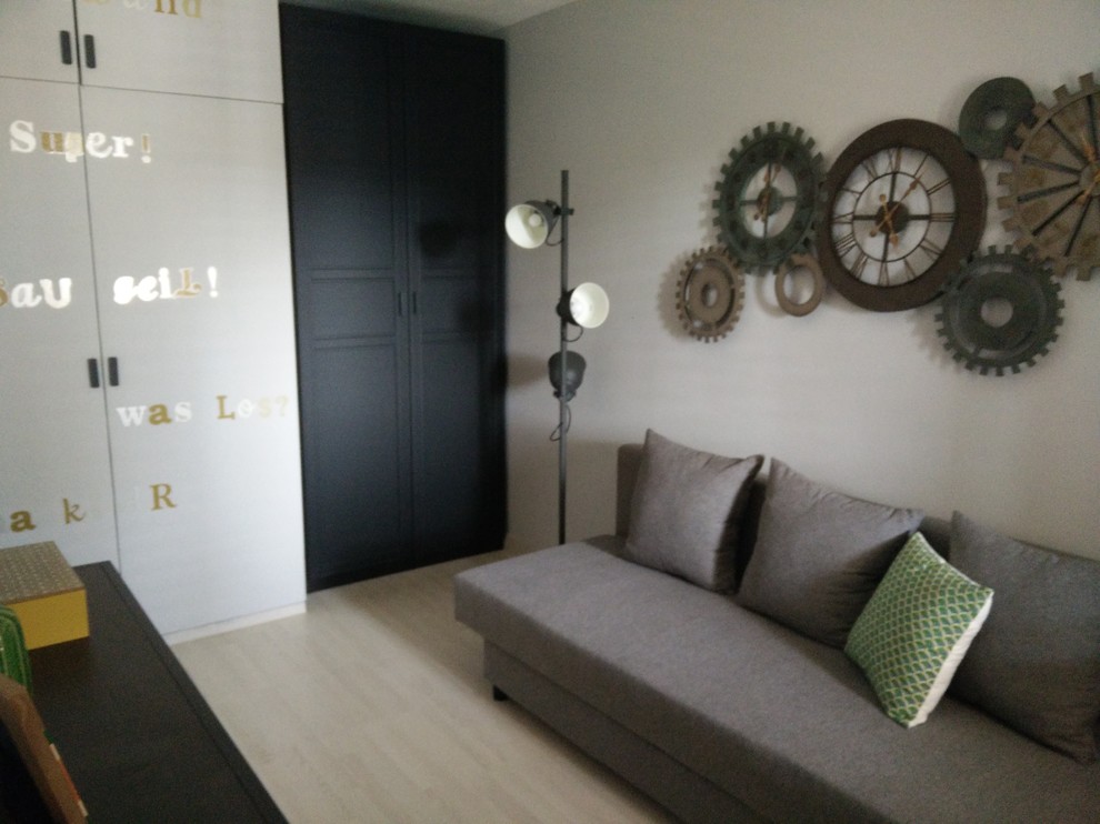 Imagen de estudio contemporáneo de tamaño medio con paredes grises, suelo de madera clara, escritorio independiente y suelo beige