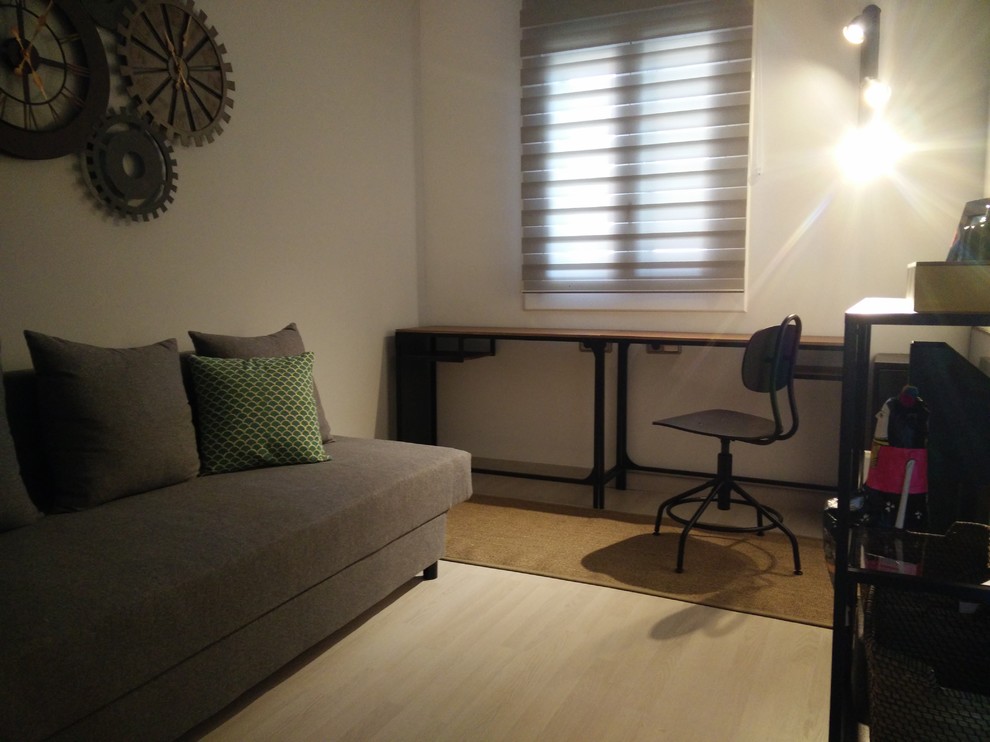 Mittelgroßes Modernes Arbeitszimmer mit Studio, grauer Wandfarbe, hellem Holzboden, freistehendem Schreibtisch und beigem Boden in Barcelona