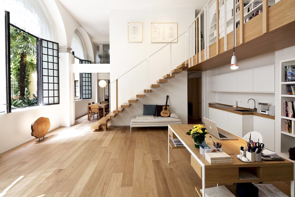 Esempio di un grande ufficio design con pareti bianche, pavimento in legno massello medio, nessun camino e scrivania autoportante