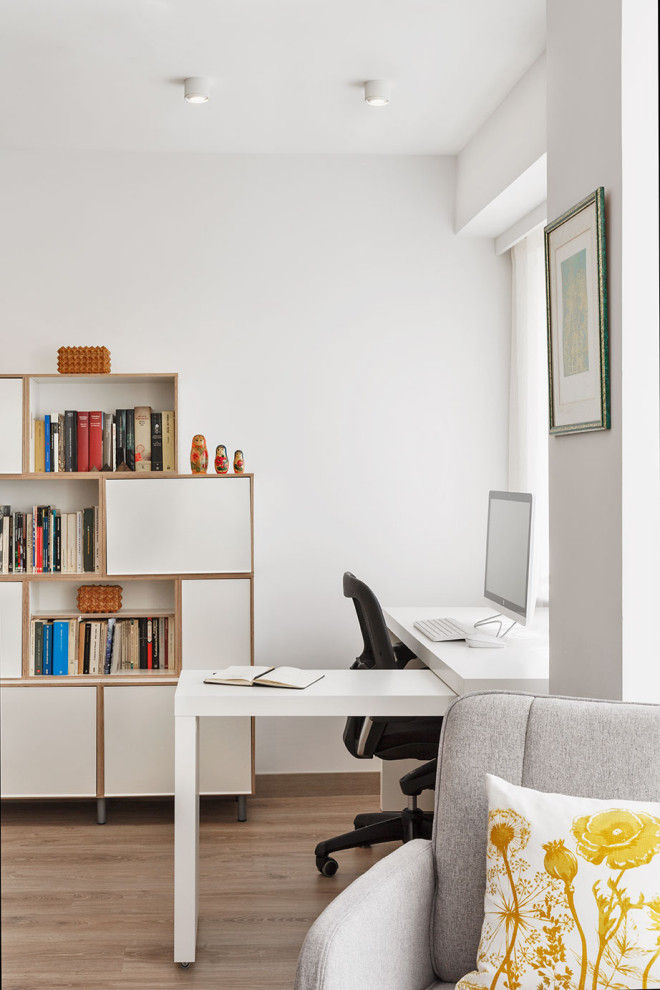 Esempio di un ufficio design di medie dimensioni con pareti bianche, pavimento in laminato, scrivania autoportante e pavimento beige
