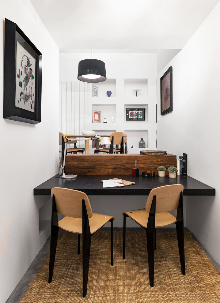 Esempio di uno studio design di medie dimensioni con pareti bianche, pavimento in cemento, scrivania incassata e pavimento grigio