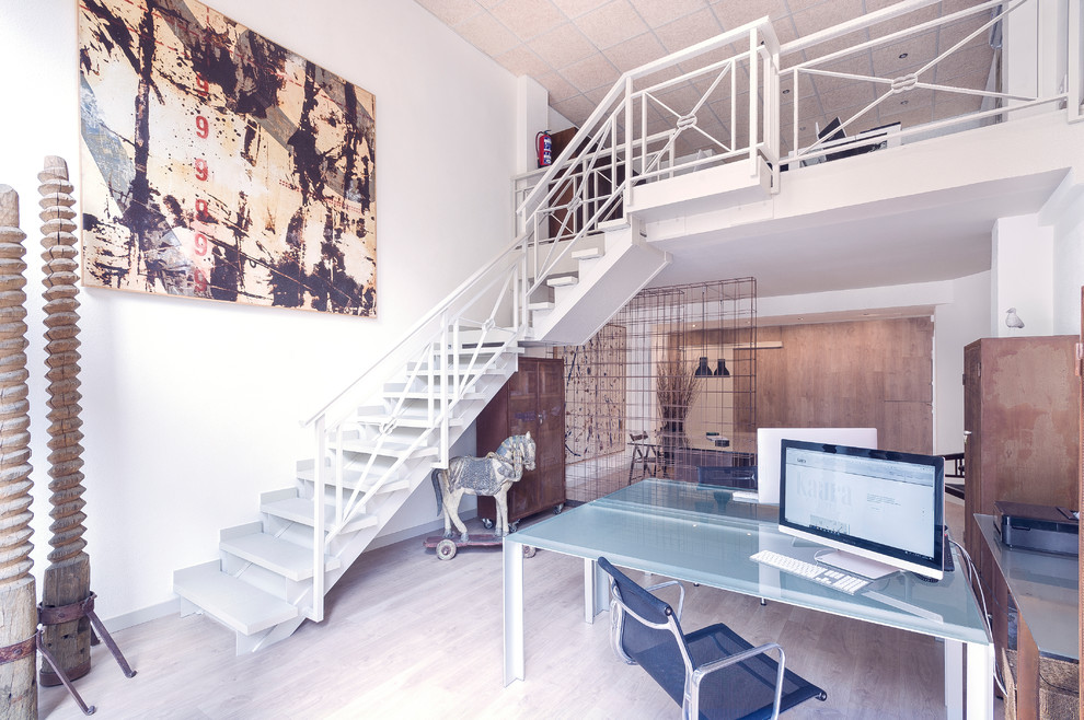 Foto de despacho actual de tamaño medio con paredes beige, suelo de madera clara, escritorio independiente y suelo marrón