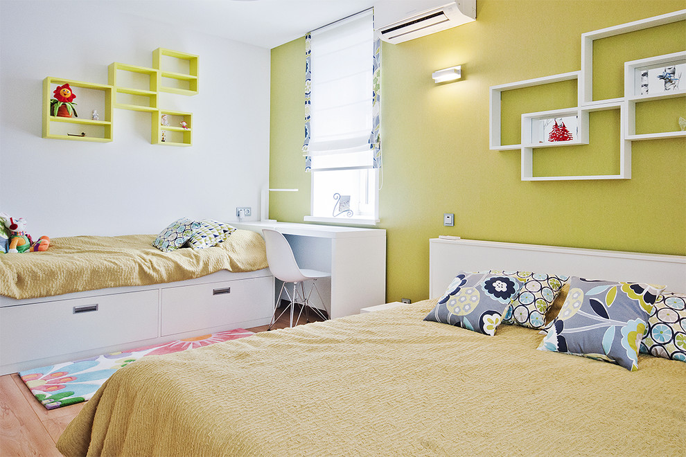 На фото: детская в современном стиле с спальным местом, светлым паркетным полом и разноцветными стенами для ребенка от 4 до 10 лет, девочки с