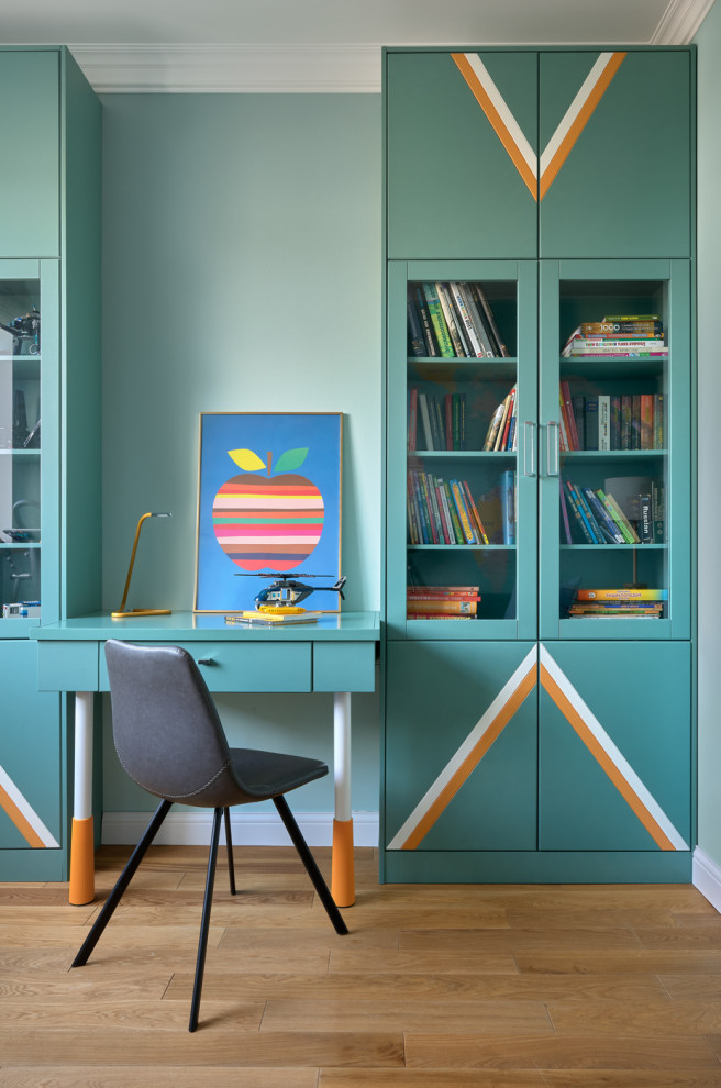 Bild på ett funkis könsneutralt barnrum kombinerat med skrivbord, med blå väggar, mellanmörkt trägolv och brunt golv