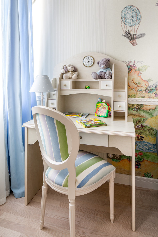 Diseño de habitación infantil unisex de 4 a 10 años clásica con escritorio, paredes multicolor y suelo de madera clara