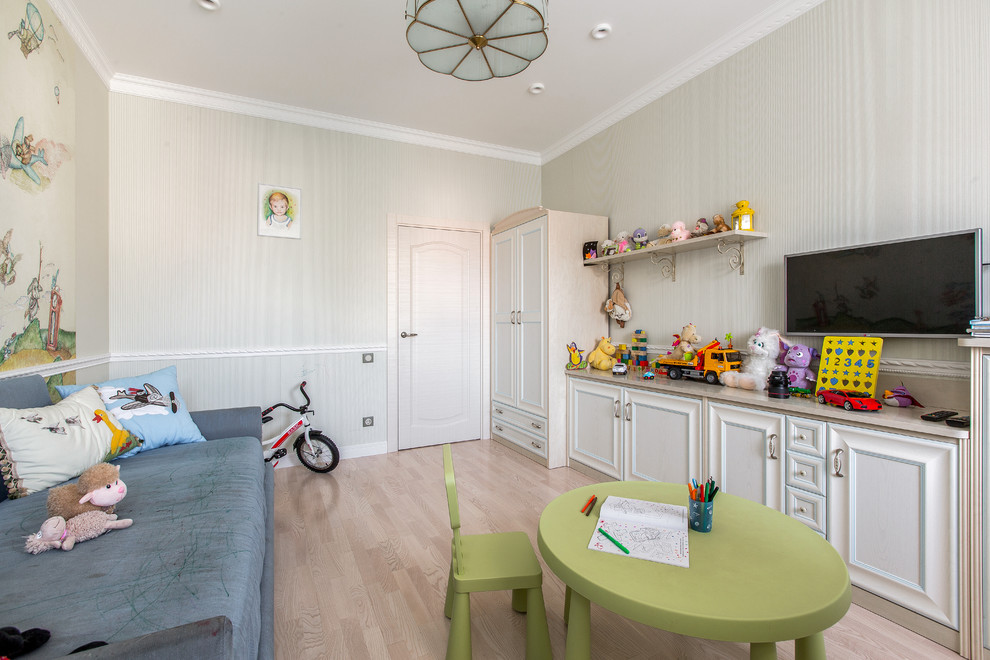 Klassisches Kinderzimmer mit bunten Wänden, hellem Holzboden und Spielecke in Sonstige