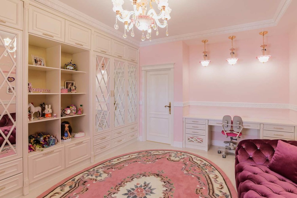 Стильный дизайн: большая детская в классическом стиле с спальным местом, розовыми стенами, пробковым полом и белым полом для ребенка от 4 до 10 лет, мальчика - последний тренд