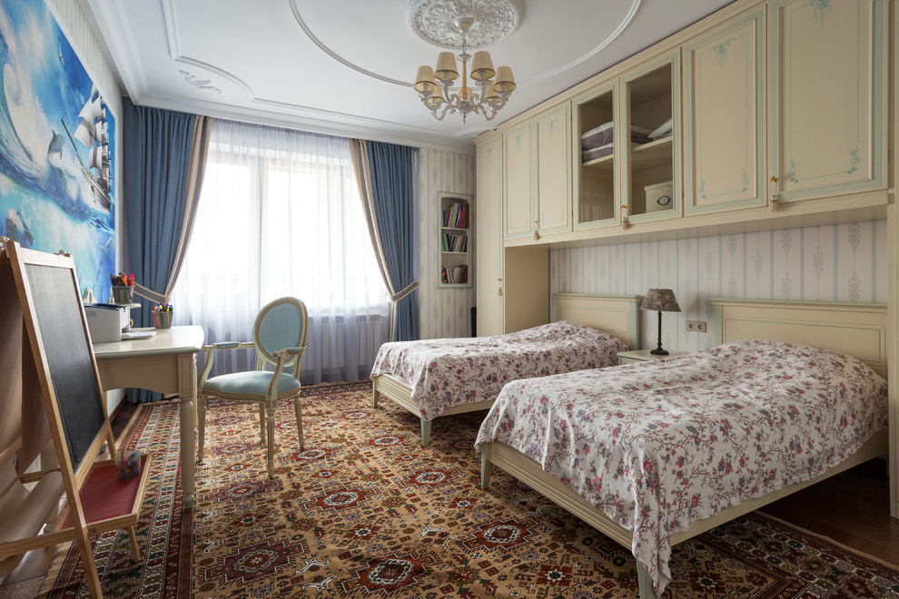 Foto de habitación infantil unisex clásica renovada de tamaño medio con paredes blancas, moqueta y suelo beige