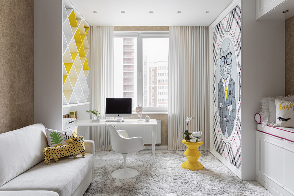 Diseño de dormitorio infantil contemporáneo de tamaño medio con escritorio, paredes beige, moqueta y suelo blanco