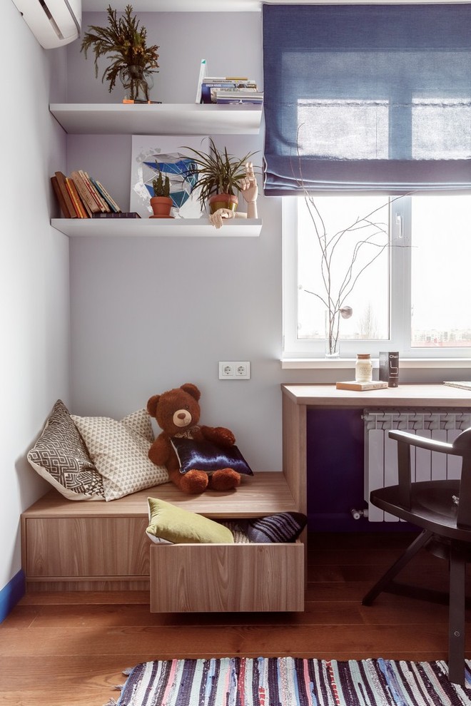 Cette image montre une chambre d'enfant design avec un bureau et un sol marron.